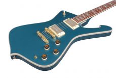 Ibanez IC420-ABM sähkökitara pussilla.