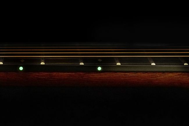 Ibanez JGM5-BSN kitaran pimeässä hohtavat luminlay sivudotit.