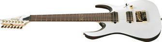 Ibanez K7YANG Korn Head -kitara kulmasta kuvattuna.