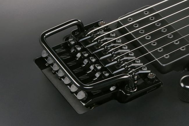 Ibanez K7YIN Korn Munky -kitaran Lo Pro edge tremolo.