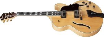 Ibanez LGB30-NT jazz-kitara kulmasta kuvattuna.