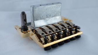 Ibanez Lo-Pro Edge tremolon blokki takaa.