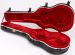 MGB100C-kitarakotelon punainen sisus on muotoiltu pitämään soitin paikallaan.
