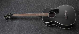 Ibanez PCBE14MH-WK basso kuvattuna kulmasta.