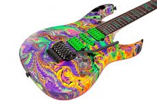 Ibanez PIA77-BON sähkökitara kotelolla.