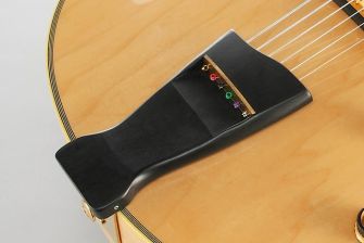 Ibanez Prestige PM200NT Pat Metheny -jazz-kitaran kielenpidin.