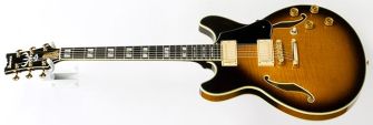 Ibanez Prestige JSM100VT John Scofield kitara kulmasta kuvattuna.