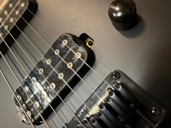 Ibanez RG7421EX-BKF 7-kielisen DEMO-kitaran lakan halkeama.