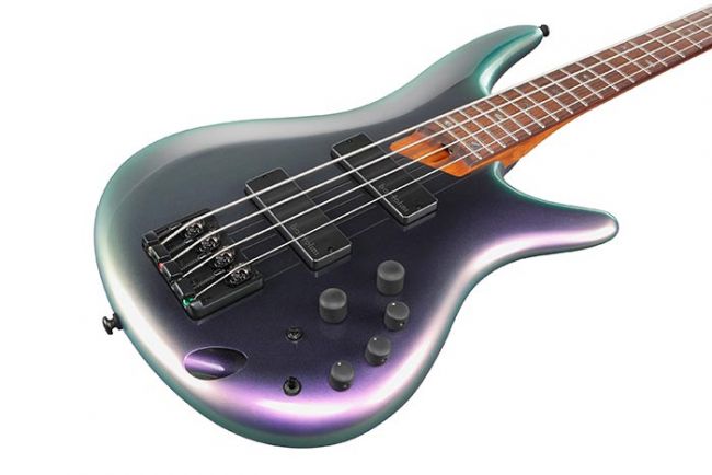 Ibanez SR500E-basso lähikuvassa.