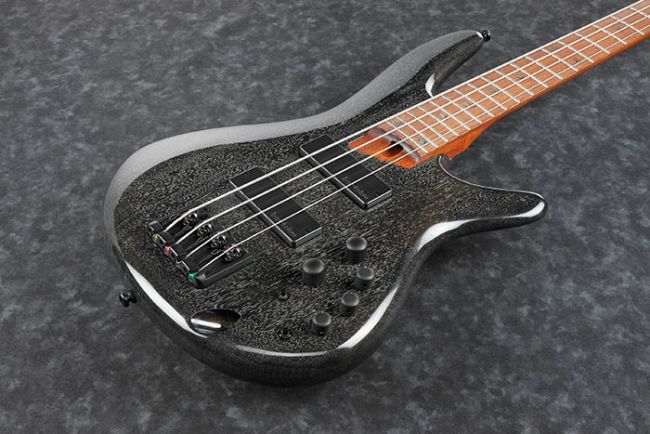 Ibanez SR500E-TVB basso lähikuvassa.