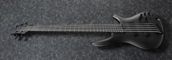 Ibanez SRMS625EX-BKF -basso kulmasta kuvattuna.