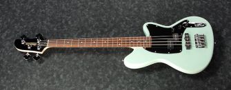 Ibanez TMB30-MGR lyhytskaalainen basso kulmasta kuvattuna.