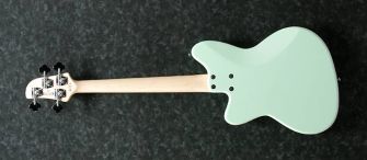 Ibanez TMB30-MGR lyhytskaalainen basso takaa.