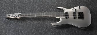 Ibanez APEX30-MGM kitara kuvattuna kulmasta.
