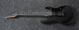 Ibanez GRGR131EX-BKF kitara kuvattuna kulmasta.