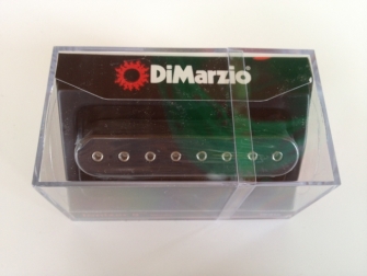 DiMarzio Ionizer 8 keskimikki laatikossaan.