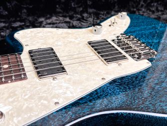 Tom Anderson Raven Superbird -kitaran runko lähikuvassa.