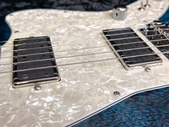 Tom Anderson Raven Superbird -kitaran mikrofonit ja pleksi.