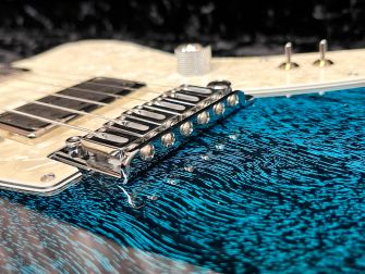 Tom Anderson Raven Superbird -kitaran tremolo-talla.