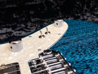 Tom Anderson Raven Superbird -kitaran kontrollit.