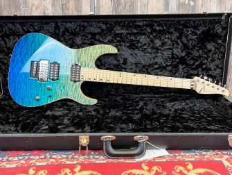 Tom Anderson Angel Bora Blue Surf -sähkökitara.