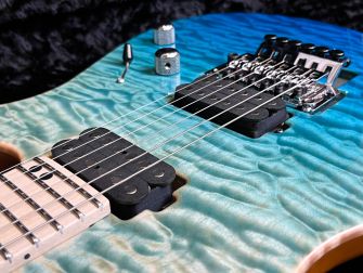 Tom Anderson Angel Bora Blue Surf -sähkökitaran loimuvaahterakansi lähikuvassa.