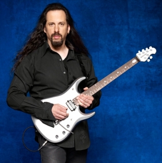 John Petrucci valkoisen kitaransa kanssa.