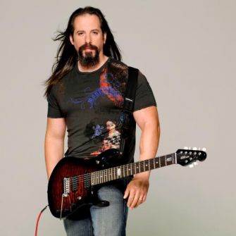 Dream Theater kitaristi John Petrucci kuvassa kitaransa kanssa.