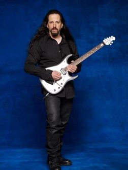 Petrucci promokuvassa kitaransa kanssa.