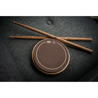 Meinl 5A Waxed Hickory kapulat ja rumpupadi.