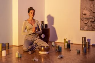 Sonic Energy äänimaljan malletti, medium hard meditoinnissa.