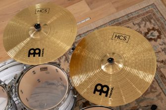 Meinl HCS Expanded -symbaalisetti rummuissa.