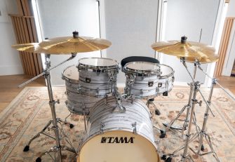 Meinl HCS Expanded -symbaalisetti rummuissa.