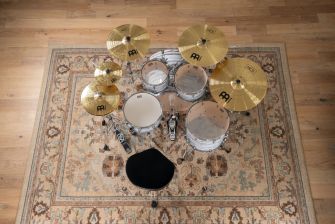 Meinl HCS Expanded -symbaalisetti rummuissa.