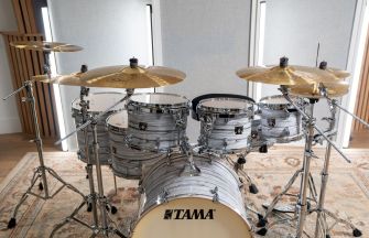 Meinl HCS Super -symbaalisetti rumuissa.