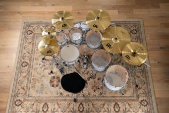 Meinl HCS Super -symbaalisetti rumuissa.