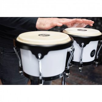 Meinl Headliner HB50WH bongorumpu soitettavana.