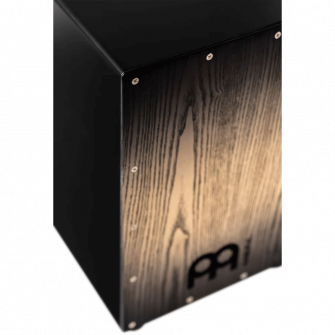 Meinl Headliner MCAJ100BK-CBF cajon kulmasta kuvattuna.