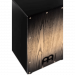 Meinl Headliner MCAJ100BK-CBF cajon kulmasta kuvattuna.