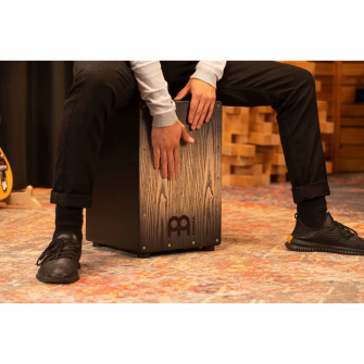 Meinl Headliner MCAJ100BK-CBF cajon soitettavana.