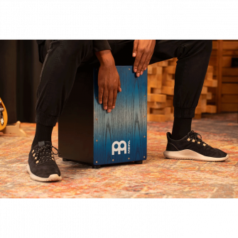 Meinl Headliner MCAj100BK-PBF cajon soitettavana.
