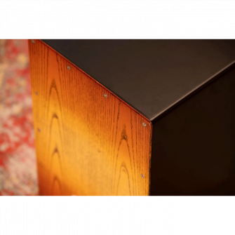 Meinl Headliner MCAJ100BK-SAF cajon kulma lähikuvassa.