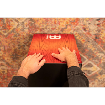 Meinl Headliner MCAJ100BK-TRF Cajon soitettaessa.