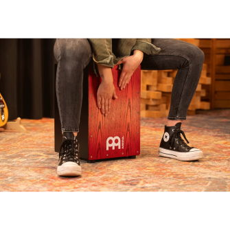 Meinl Headliner MCAJ100BK-TRF Cajon soitettaessa.