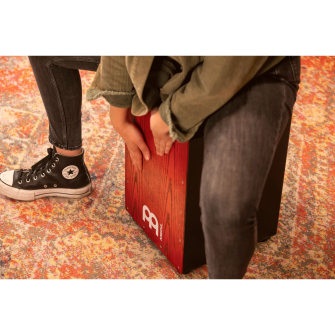 Meinl Headliner MCAJ100BK-TRF Cajon soitettaessa.