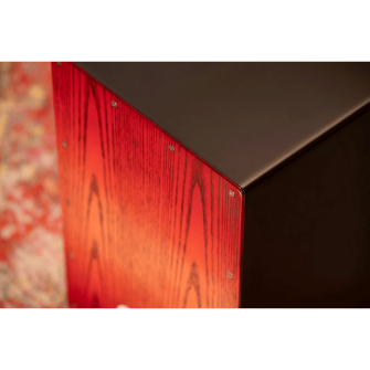 Meinl Headliner MCAJ100BK-TRF Cajon soitettaessa.