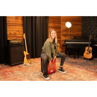 Meinl Headliner MCAJ100BK-TRF Cajon soitettaessa.