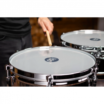 Meinl Marathon Chrome timbales-setti soitettavana.