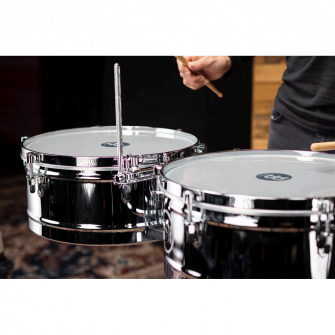 Meinl Marathon Chrome timbales-setti soitettavana.