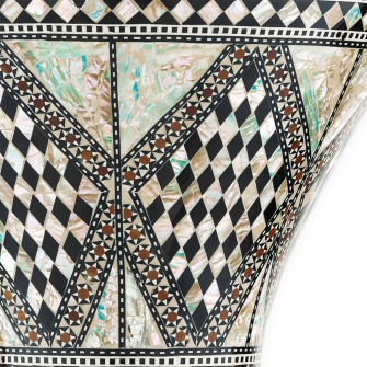Meinl Mosaic Royale Doumbekin koristelu lähikuvassa.